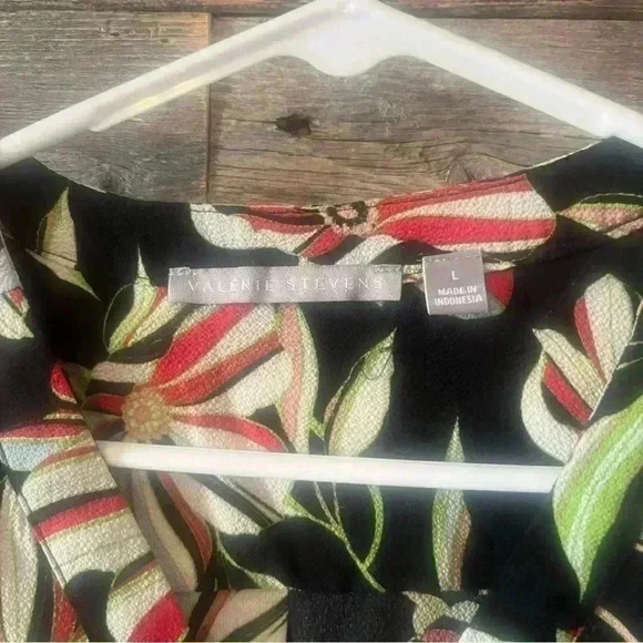 Valerie Steven’s Women’s Floral Shirt - Picture 2 of 7